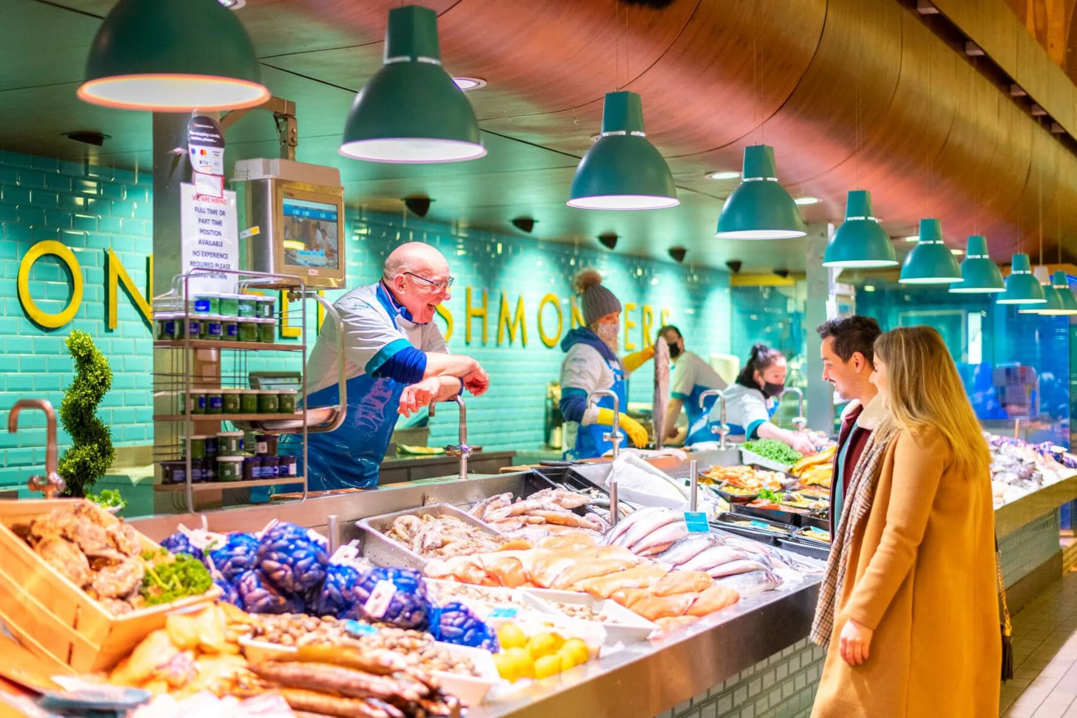 Lebendiger Fischmarkt mit frischer Auslage und persönlicher Beratung